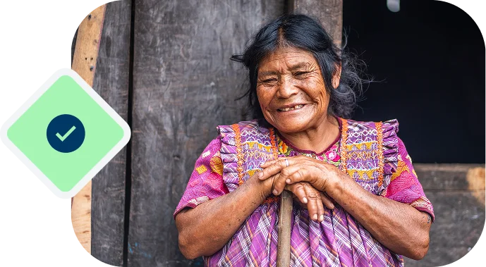 mujer-con-indumentaria-maya-sonriendo-a-la-camara mujer-con-indumentaria-maya-sonriendo-a-la-camara
